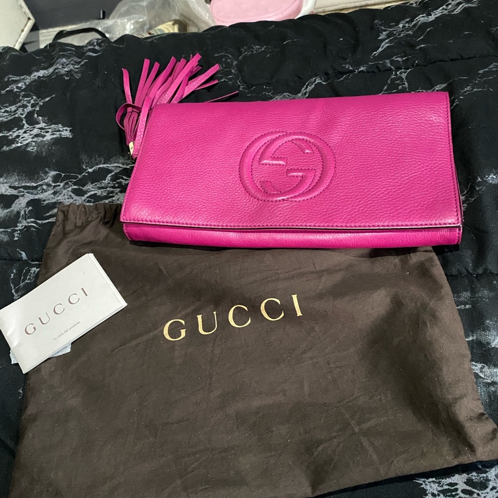 Gucci Fuchsia Grained Leather Soho Clutch